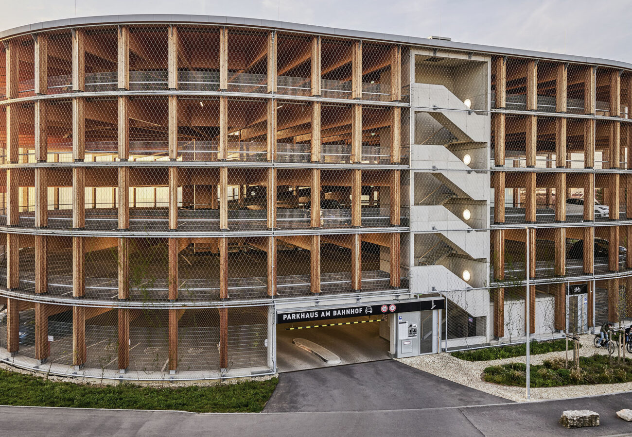 Holzparkhaus Wendlingen am Bahnhof mit sichtbarer Holzkonstruktion und offener Fassade.