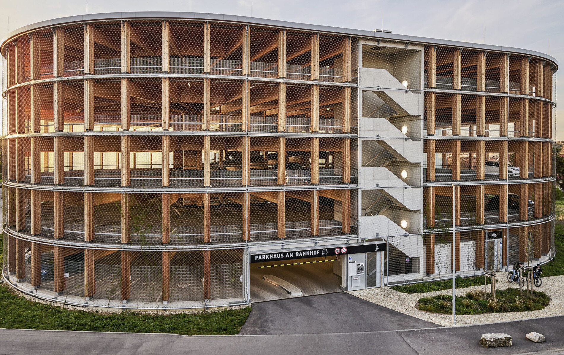 Holzparkhaus Wendlingen am Bahnhof mit sichtbarer Holzkonstruktion und offener Fassade.