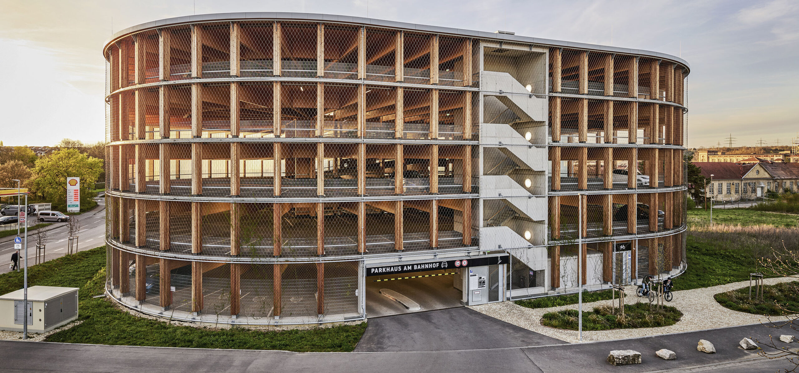 Holzparkhaus Wendlingen am Bahnhof mit sichtbarer Holzkonstruktion und offener Fassade.